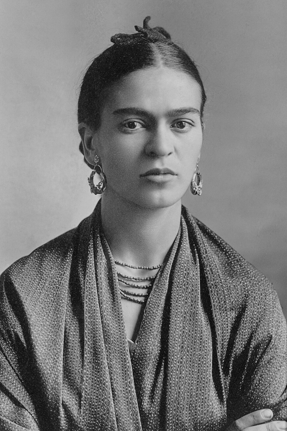 La carta natal de Frida Kahlo: cuatro exaltaciones, una represa en el cuerpo — y la obra que valió más que el dinero